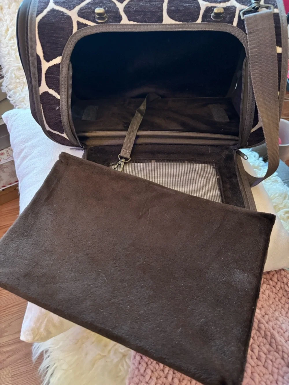 Brown Giraffe-Print pet carrier